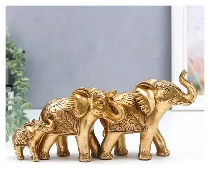 Сувенир полистоун "Семья слонов с пальмовыми листьями на попоне" золотой 14,5х8,5х30,5 см