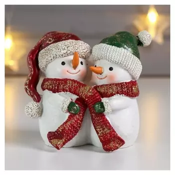 Сувенир полистоун "Снеговички в красном колпаке и зелёной шапке - объятия" 8х5,5х9 см
