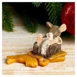 Сувенир полистоун "Спящий мышонок на крекере" 4,7х5х8,8 см
