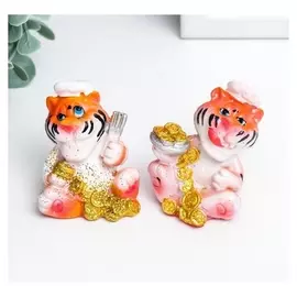 Сувенир полистоун "Тигр-поварёнок" 5х5,4х4 см