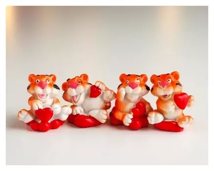 Сувенир полистоун "Тигр с сердечками" 3х2х2,5 см