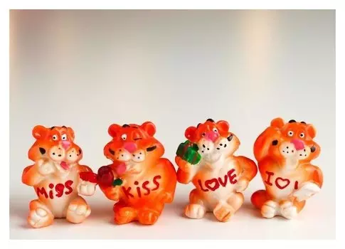 Сувенир полистоун "Тигр силач-романтик" 3,5х1,5х3 см