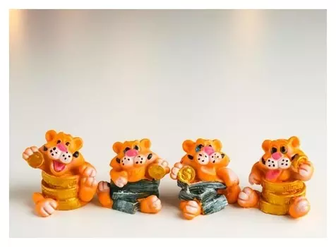 Сувенир полистоун "Тигр силач с купюрами/монетами" 3х2х3 см