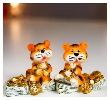 Сувенир полистоун "Тигрик на денежных купюрах с золотом" 4,5х2,8х4,7 см
