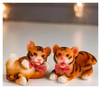 Сувенир полистоун "Тигрёнок с бантом в клеточку" 5,8х5х7,8 см