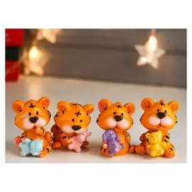 Сувенир полистоун "Тигруша-лялька с мягкой игрушкой" 6,6х4,5х4,5 см