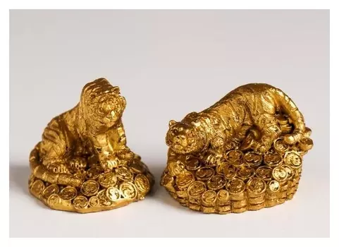 Сувенир полистоун "Золотой тигр на монетах" 3,5х3,2х3,2 см