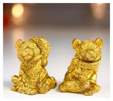 Сувенир полистоун "Золотой тигрёнок в колпаке/шарфике с игрушками" 4,2х3,5х3,5 см