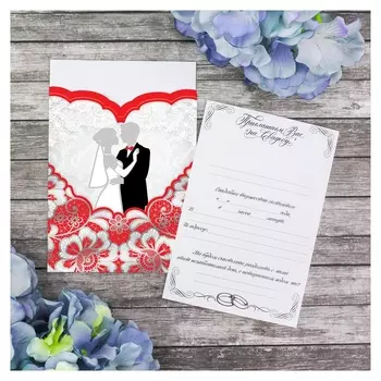 Свадебное приглашение в открытке «Молодожёны», красное, 10 X 14,5 см