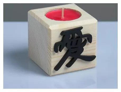 Свеча в деревянном подсвечнике с ароматом вишни Куб Иероглифы Любовь