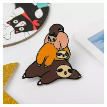 Значок "Ленивцы" кучка, цветной