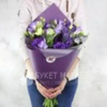 Букет фрезий и лизиантусов