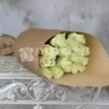 Букет из 15 белых роз 40 см. в крафте