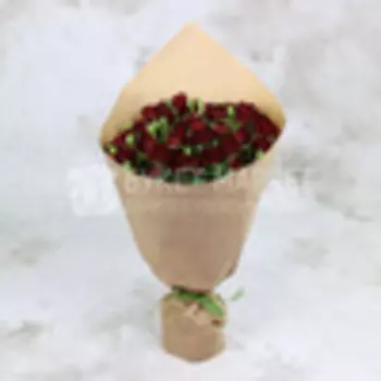 Букет из 15 бордовых кустовых роз в крафте