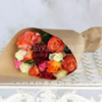 Букет из 15 разноцветных роз 40 см. в крафте