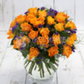 Букет из 25 оранжевых роз и статицы