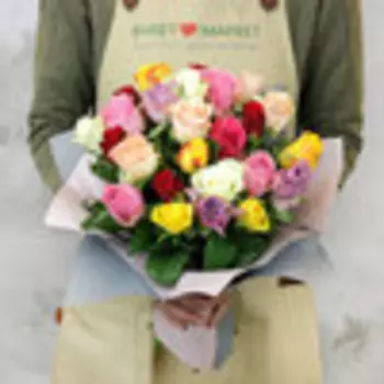 Букет из 25 разноцветных кенийских роз