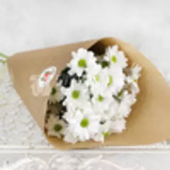 Букет из 3 кустовых хризантем в крафте