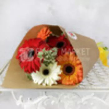 Букет из 5 гербер и листьев питтоспорума в крафте