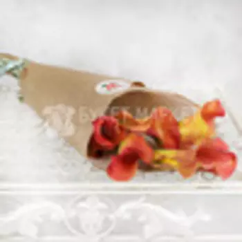 Букет из 5 оранжевых калл в крафте