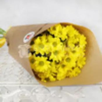 Букет из 5 желтых кустовых хризантем в крафте