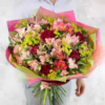 Букет из альстромерий, гвоздик и листьев фисташки