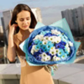 Букет из голубых и белых хризантем