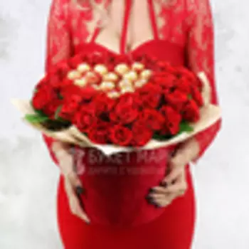 Букет из красных роз с конфетами в шляпной коробке