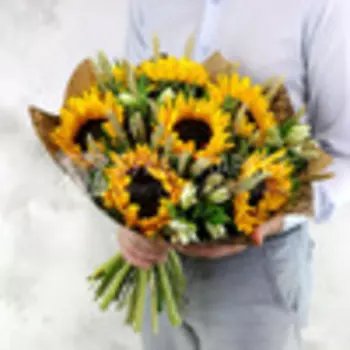 Букет из подсолнухов и альстромерий с листьями фисташки