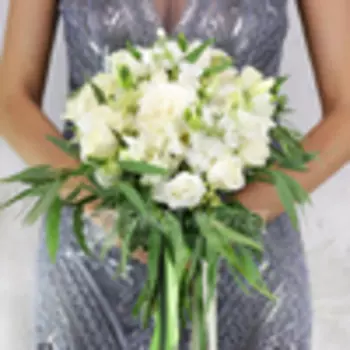 Букет из роз, фрезий и лизиантуса