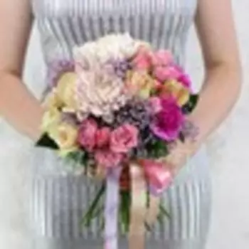 Букет из роз, гипсофил и гвоздик с листьями рускус