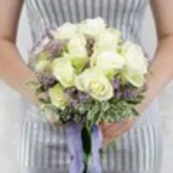 Букет из роз и гипсофил с листьями питтоспорума