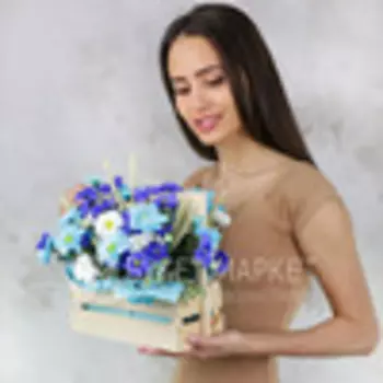 Композиция из хризантем и пшеницы в деревянном ящике
