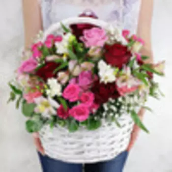 Композиция из роз, альстромерий и фрезий в плетеной корзине