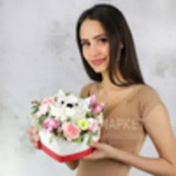 Композиция котик из хризантем и роз в сердце