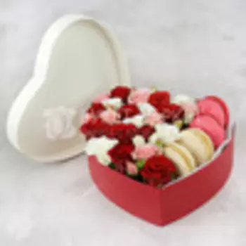 Розы в сердце с макарунами