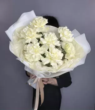 Букет белых французских роз в упаковке.