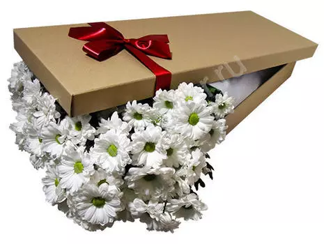 Букет белых хризантем в коричневой коробке