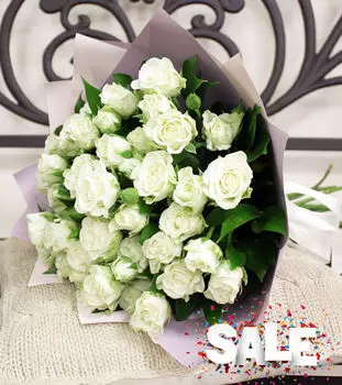 Букет Белых Кустовых Роз в Упаковке