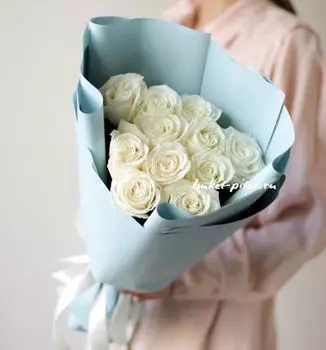 Букет Белых Роз Эквадор в Дизайнерской Голубой упаковке