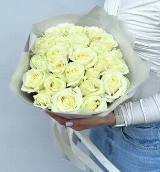 Букет Белых Роз в Дизайнерской упаковке