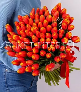 Букет из 101 Оранжевого Тюльпана в Атласной ленте