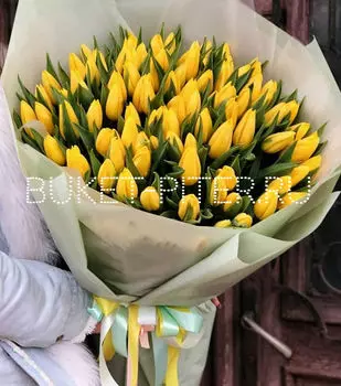 Букет из Желтого Тюльпана в Светлой Упаковке