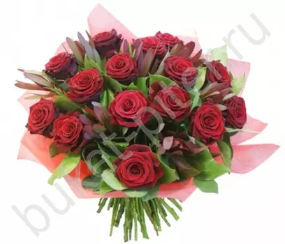 Букет из 15 красных роз и зелени в упаковке
