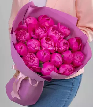 Букет из 17 Малиновых Пионов в Матовой упаковке LUX