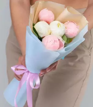 Букет из 5 Розовых и Белых Пионов в Матовой упаковке LUX