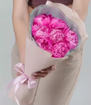 Букет из 7 Малиновых Пионов в Матовой упаковке LUX