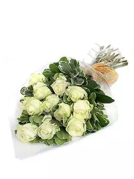 Букет из белых роз и зелени