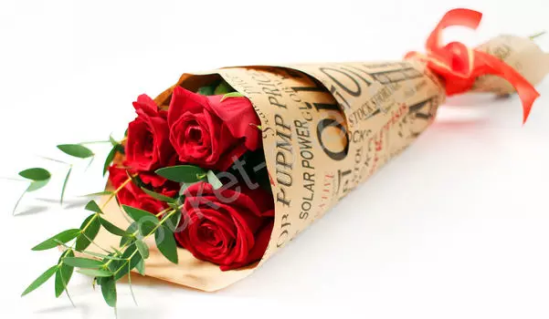 Букет из Красных Роз с Зеленью