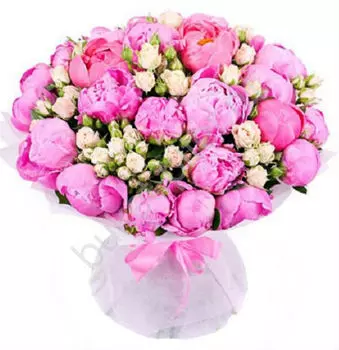 Букет из ярких пионов и кустовой розы